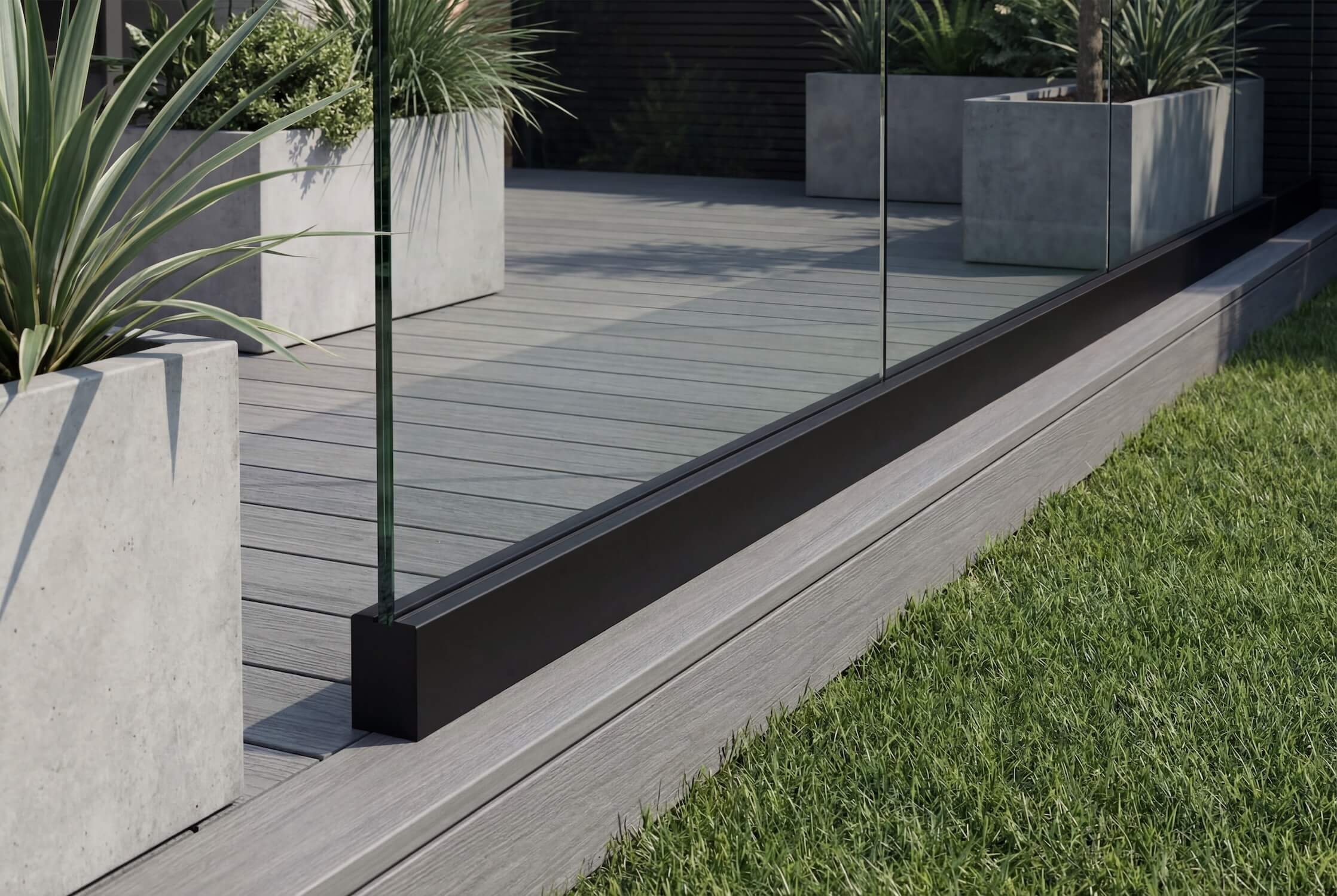 Fully frameless balustrade on composite decking