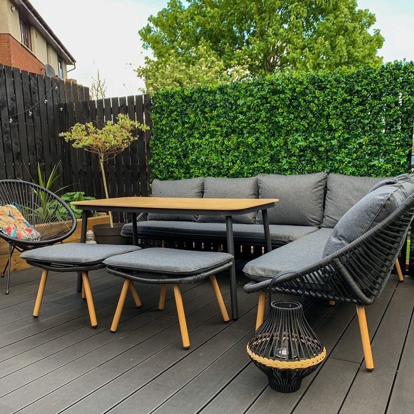 artificial amazon hedge tile in summer garden