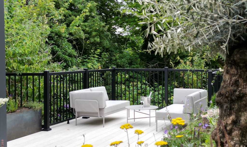 aluminium garden railings system used in a sleek modern garden