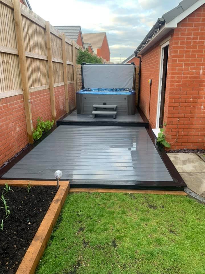 Mix and match the composite decking colours. Here they have used the Mist Grey and the Midnight Black boards