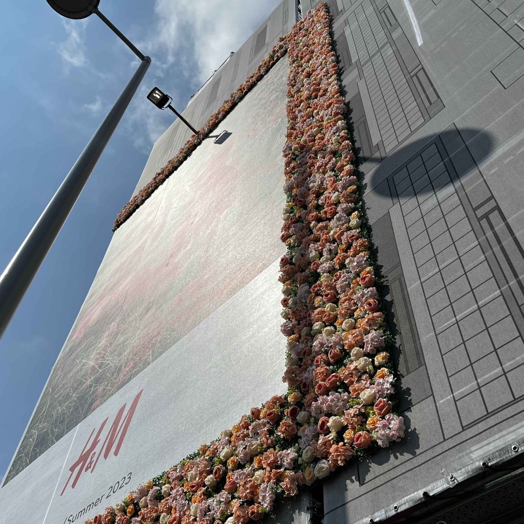 retail display using artificial flower tiles