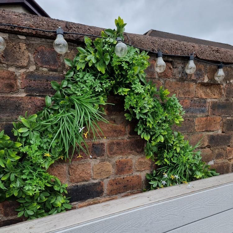 small garden ideas using the artificial hedge tiles to add greenery 